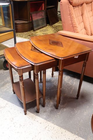 Suite de trois tables gigognes finition merisier marqueté de losa...