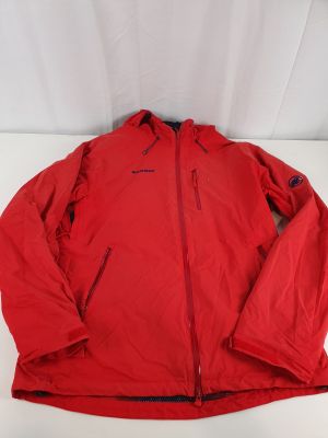 une veste rouge posée sur une table blanche