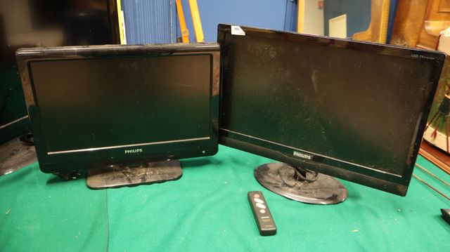 PHILIPS – Lot de deux petits téléviseurs. Manque 1 télécommande.