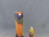 deux vases posés l'un à côté de l'autre sur une surface grise