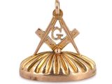 une image représentant un pendentif en or orné d'un symbole maçonnique
