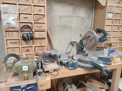 une photo d'un établi avec des outils dessus