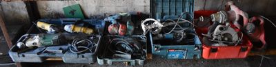 de nombreux types d'outils différents dans un local de stockage