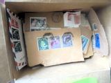 une boîte en carton remplie de timbres et de cartes postales