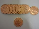 un grand nombre de pièces de monnaie posées sur une table les unes à côté des autres