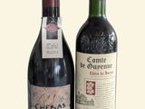 deux bouteilles de vin posées l'une à côté de l'autre sur une table