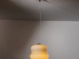 un gros plan d'une lampe suspendue au plafond d'une pièce