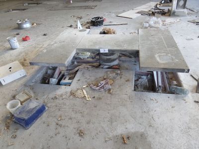 a lot of tools that are on the floor of a building