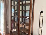 une vitrine au milieu de la table de la salle à manger