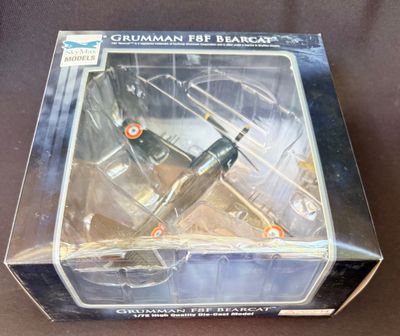 une boîte contenant une maquette d'avion