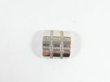 gros plan d'une bague en diamant sur une surface blanche