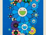 une image représentant une photo d'une fleur bleue sur laquelle figure un smiley
