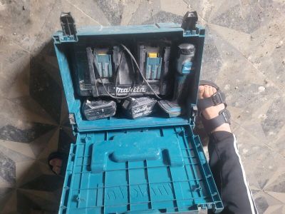 une caisse à outils bleue avec des outils sur le sol