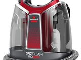 gros plan d'un aspirateur rouge et noir sur fond blanc