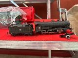 un petit train posé sur une table avec un sac en plastique