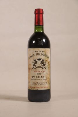 une bouteille de vin posée sur une table