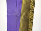 deux paires de bottes montant jusqu'aux genoux, violettes et dorées, ornées de volants