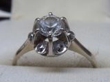 l'image d'une bague ornée d'un diamant