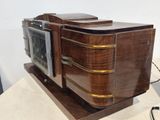 an old fashioned radio sitting on top of a table