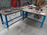 une photo d'un établi dans une usine, avec de nombreux outils