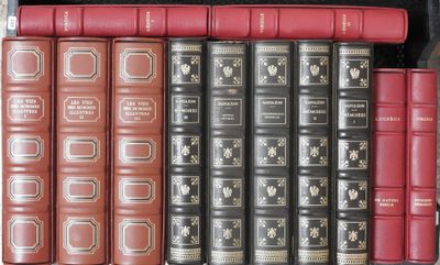beaucoup de livres qui sont rangés dans une vitrine