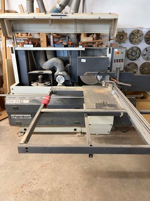 une machine posée sur une table dans une pièce