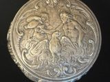 une vieille pièce d'argent sur laquelle figure une femme à cheval
