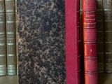 deux livres posés l'un à côté de l'autre sur une étagère