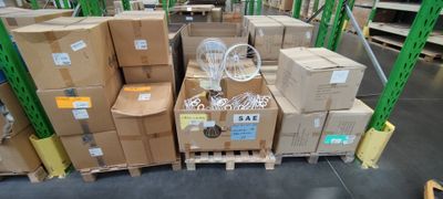 Ensemble d'environ 61 palettes de composants pour fabricatio… - Photo 1