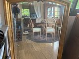un grand miroir dans le coin d'une pièce