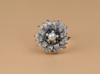 Broche ronde en or gris 18K 750/1000e figurant une fleur en …