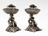 paire de chandeliers anciens en métal argenté, surmontés de figurines