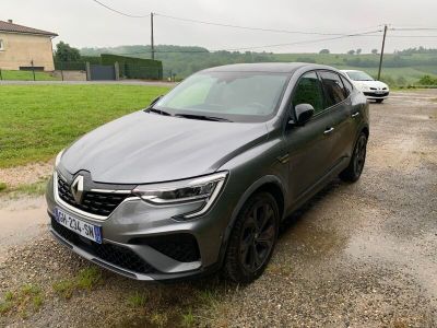 La voiture grise est garée sur le bord de la route.