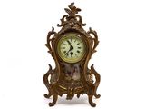 une horloge posée sur un support sur une surface blanche