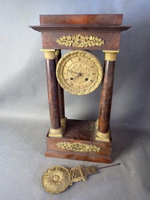 une horloge posée sur une table à côté d'un ventilateur