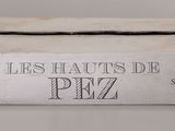 une boîte de pizza posée sur une table, sur la table