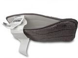 une photo en noir et blanc représentant une paire de pantoufles sur fond blanc