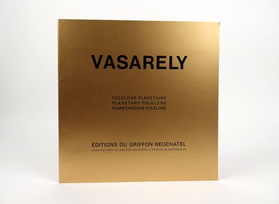 une plaque en or sur laquelle est inscrit « vasarey »