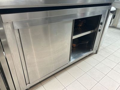 un grand four en acier inoxydable au milieu d'une cuisine