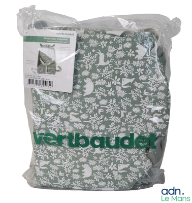 un sac orné d'un motif vert et blanc