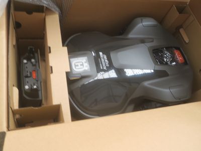 une boîte avec une télécommande à l'intérieur