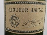 une bouteille de vin posée sur une table