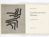 un livre ouvert sur lequel figure un dessin en noir et blanc