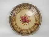 une assiette ornée d'un motif floral sur une surface blanche