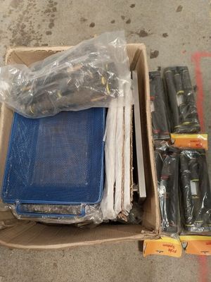 beaucoup d'objets dans une boîte posée par terre