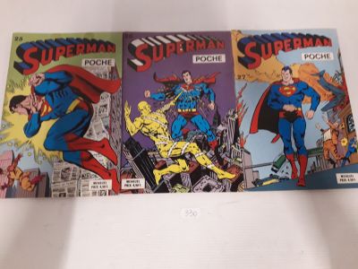 trois bandes dessinées de Superman posées sur une surface blanche