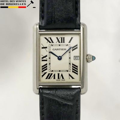 gros plan d'une montre-bracelet avec des chiffres romains