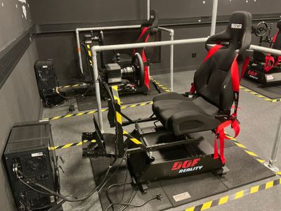 une photo d'un simulateur de course automobile dans un garage
