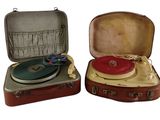 deux valises contenant chacune un tourne-disque