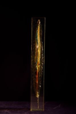 une image représentant un vase en verre contenant un morceau de nourriture